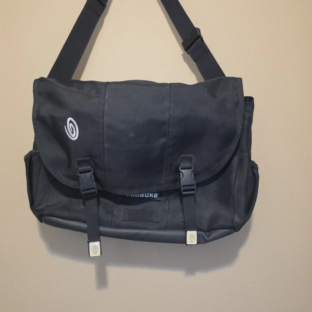 Timbuk2 Classic  Laptop Messenger Commuter Crossbody Black Bag